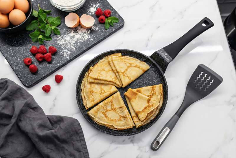 zwieger black stone patelnia naleśnikowa z łopatką